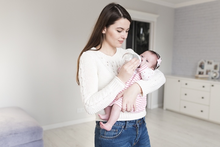 Newborn Feeding: 10 Essential Tips on Bottle-Feeding for New Mums